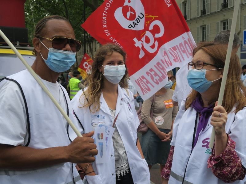 Paris’te sağlık çalışanları, çalışma koşullarını bir kez daha protesto etti
