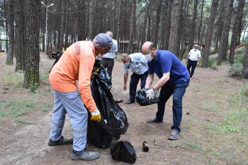 Yüzlerce kişi elbirliği ile Niksar’ı temizledi
