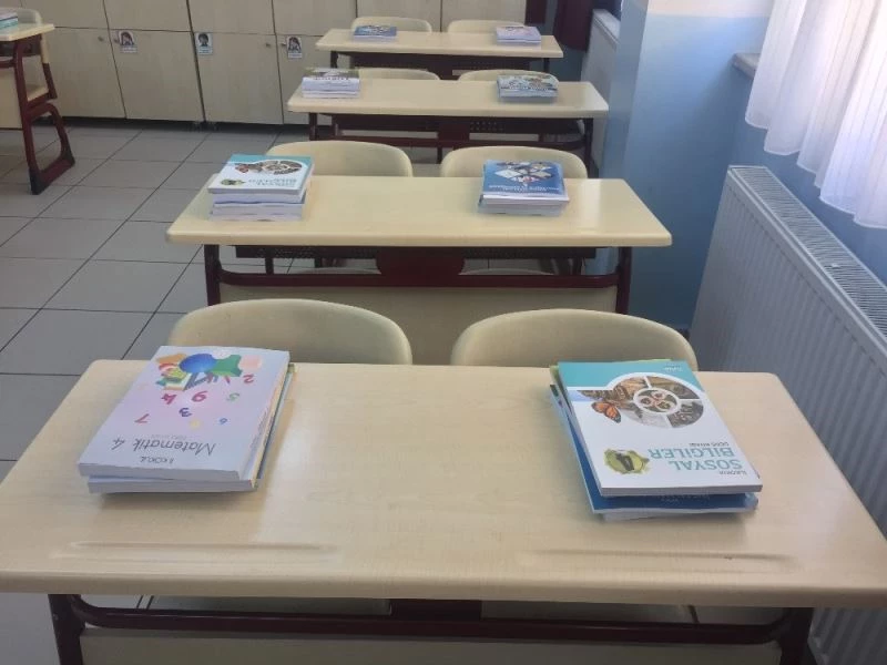 Ücretsiz ders kitapları öğrenci sıralarında yerini aldı
