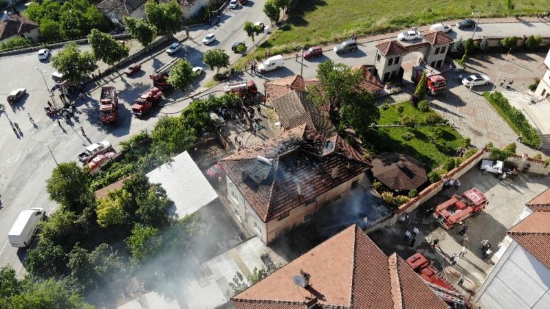 Müştemilattan 3 katlı binaya sıçrayan yangın korkuttu
