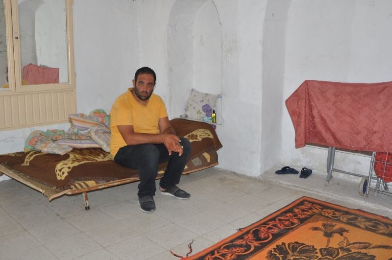 Doğduktan sonra cami avlusunda bırakılan Mardinli Çetin hayata tutunmaya çalışıyor
