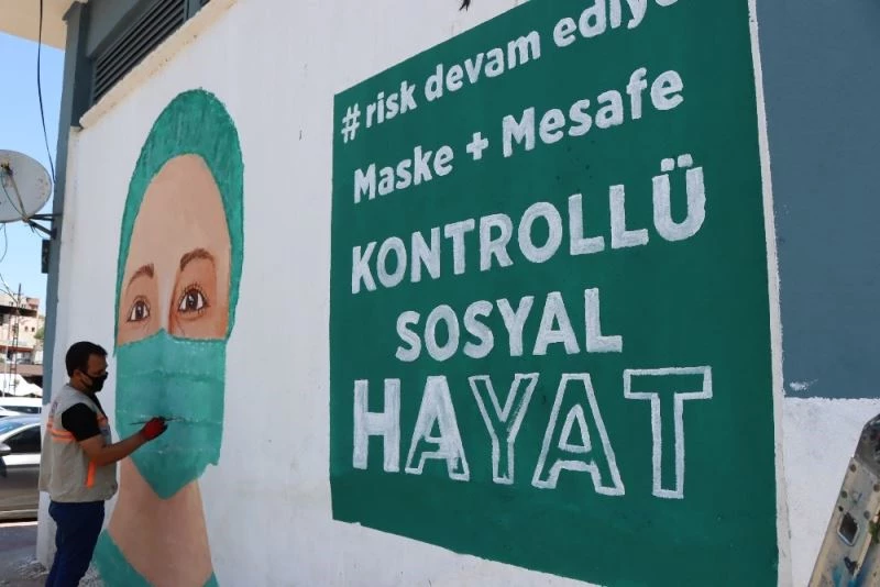Boş duvarlara sosyal içerikli mesajlar yazılıyor
