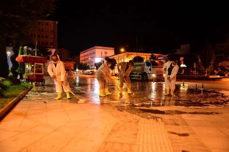 Gazi ve İnönü caddesi yıkanarak dezenfekte edildi
