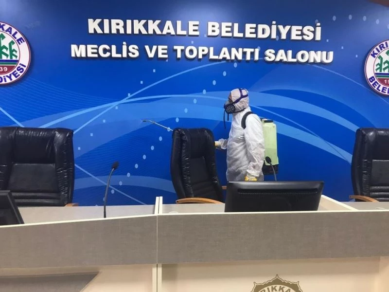 Kırıkkale Belediyesi toplantı salonunu dezenfekte etti
