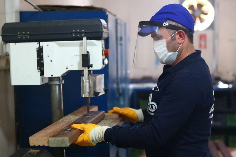 Bağcılar’da tek kişilik sosyal mesafe bankları
