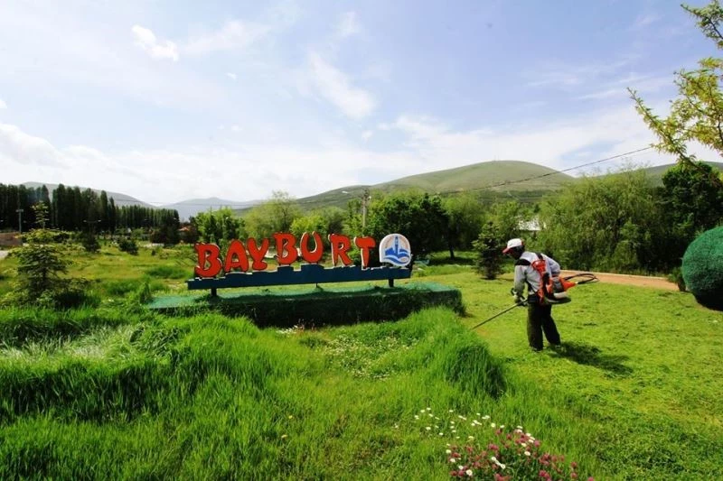 Bayburt’ta park ve refüjlerde çim biçme çalışması
