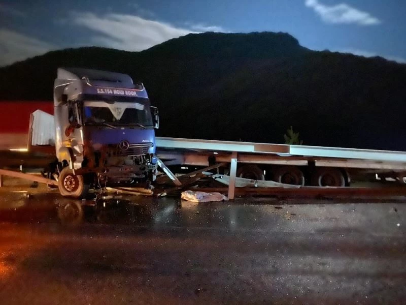 Tır kontrolden çıktı, ağır profil demirler yola saçıldı
