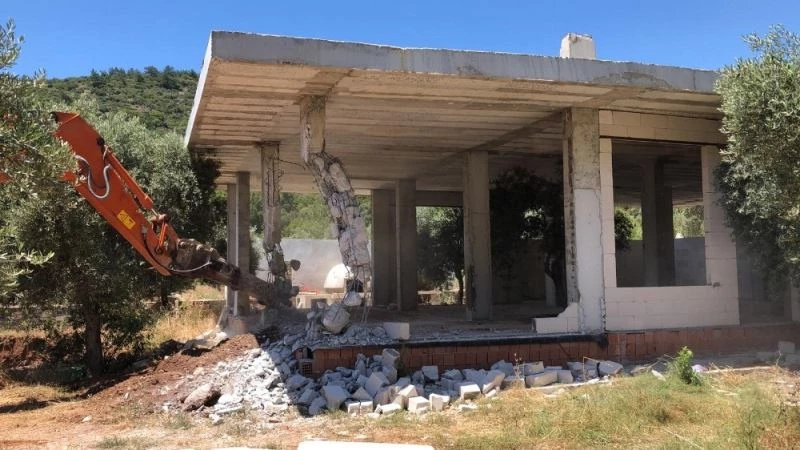 Molla İbrahim Koyunda bulunan kaçak yapı yıkıldı
