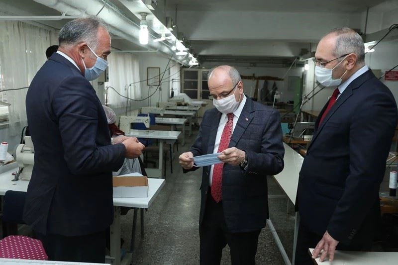 Vali Çakacak, maske üretim atölyesini ziyaret etti
