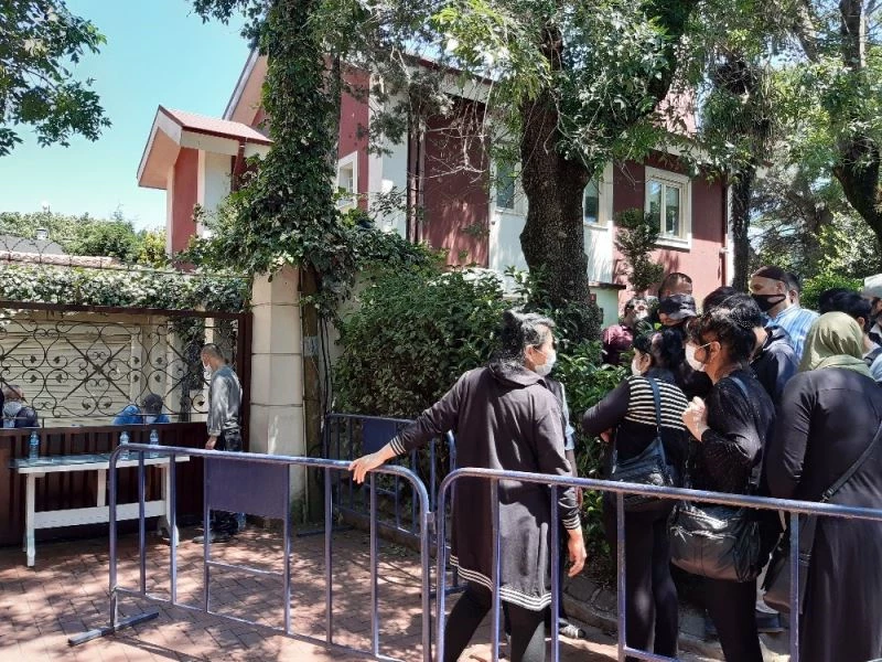 (ÖZEL) Özbekistan Başkonsolosluğu önünde yardım kuyruğu
