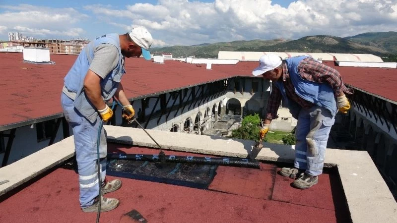 Tarihi Yazmacılar hanında yangının izleri siliniyor
