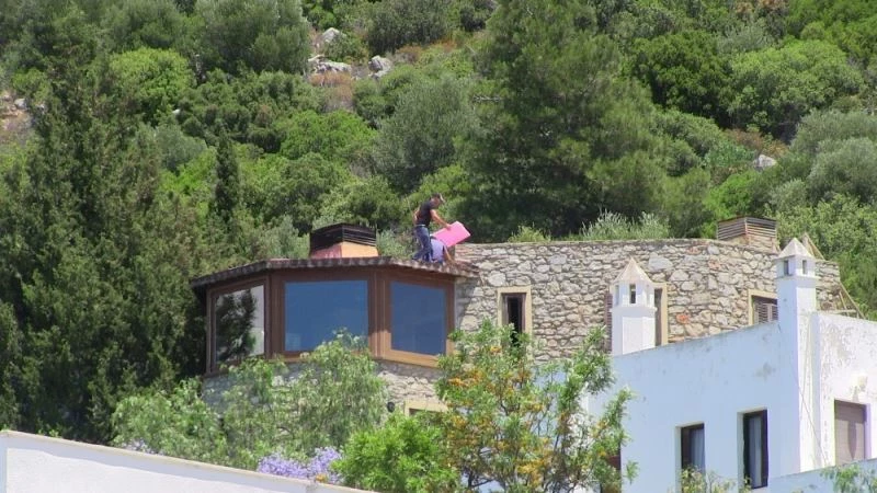 Firari Can Dündar’ın villasının kaçak bölümleri yıkılıyor
