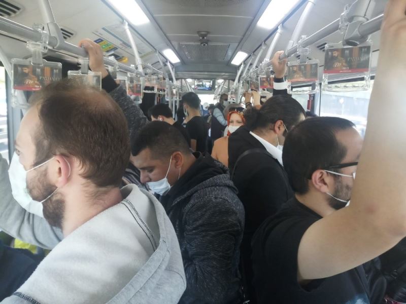 Metrobüs ve duraklarda sosyal mesafe hiçe sayıldı
