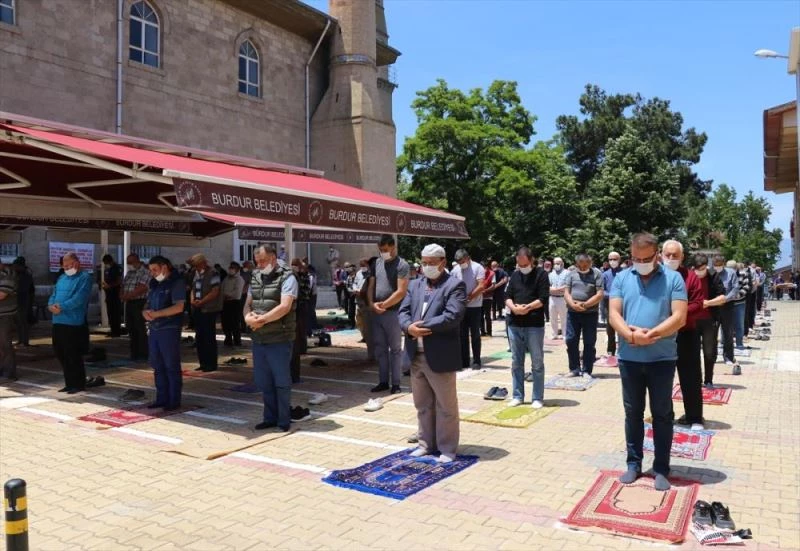 Cuma vakti vatandaş cami avlusu, stadyum ve pazar yerlerini doldurdu