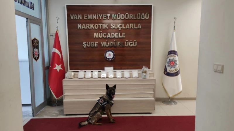 Aracın tabanına gizlenen uyuşturucu Bozo’ya takıldı
