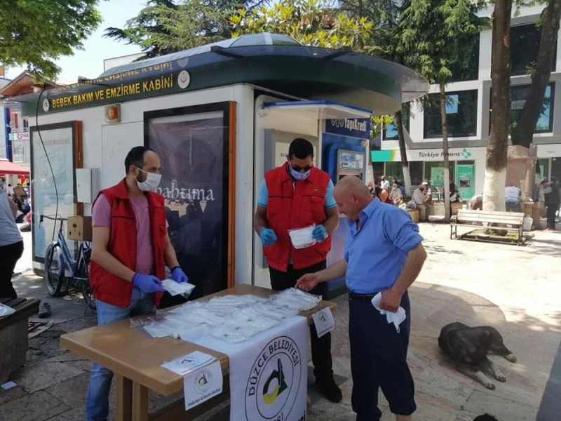 Düzce Belediyesi maske dağıtımını hızlandırdı
