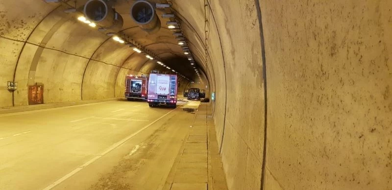 Sarıyer Tüneli’nde bir araç henüz bilinmeyen nedenle alev aldı. Tünel girişi trafiğe kapatılırken itfaiye ekipleri araca müdahale ediyor.
