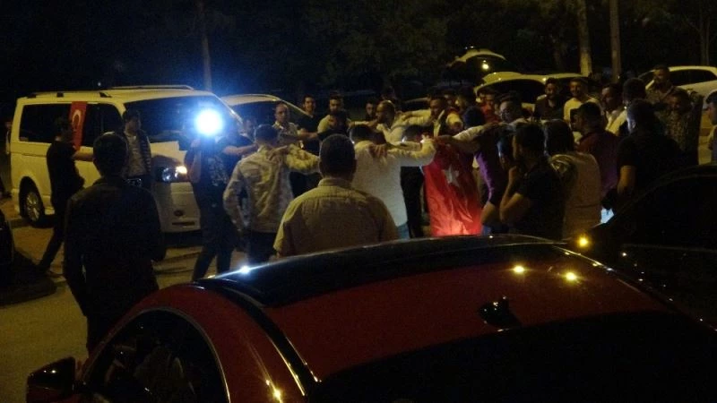 Virüse aldırmayıp halay çektiler
