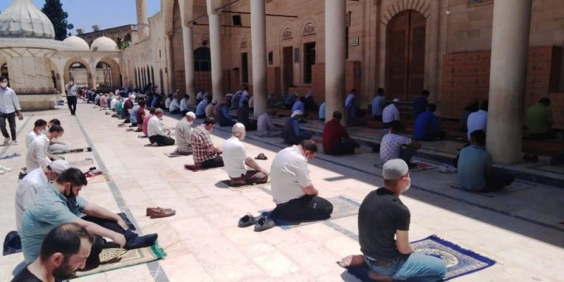 Şanlıurfa’da salgın sürecindeki ikinci cuma namazı kılındı

