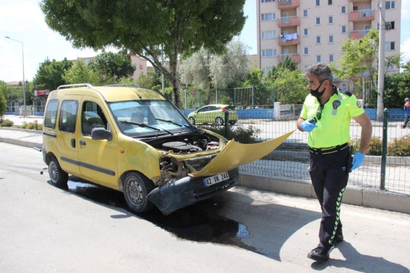 Kontrolden çıkan araç refüj korkuluklarını yıktı
