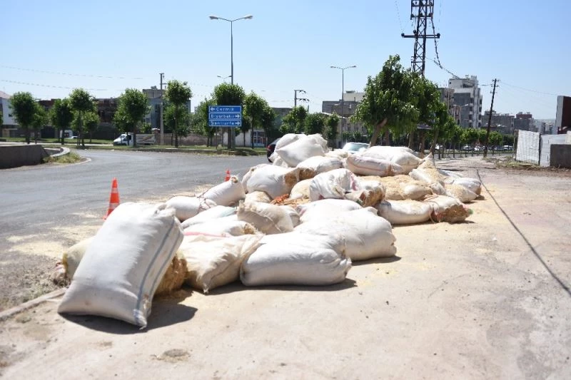 Saman yüklü kamyonun devrilme anı güvenlik kamerasında
