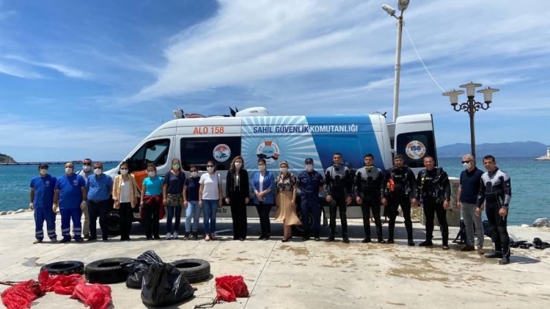 Sahil güvenlik ekipleri Kuşadası’nda Dünya Çevre Günü etkinliği düzenledi
