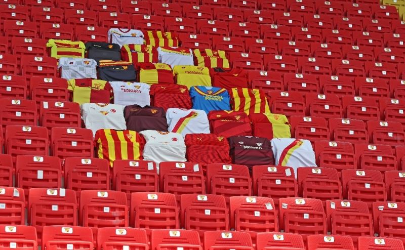 Göztepe, taraftarının formalarını tribüne taşıyor
