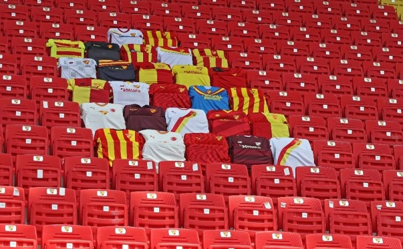 Göztepe, taraftarının formalarını tribüne taşıyor
