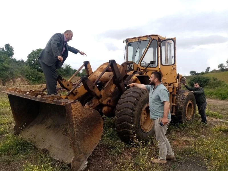 Yılanın korkusuna 3 saat kepçeye binemediler
