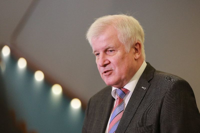 Almanya İçişleri Bakanı Seehofer: “Aşının tahminlerimizden bile önce hazır olabileceği hususunda oldukça umutluyum”
