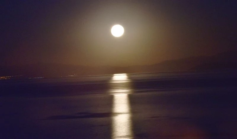 Van Gölü’ndeki yakamoz hayran bıraktı
