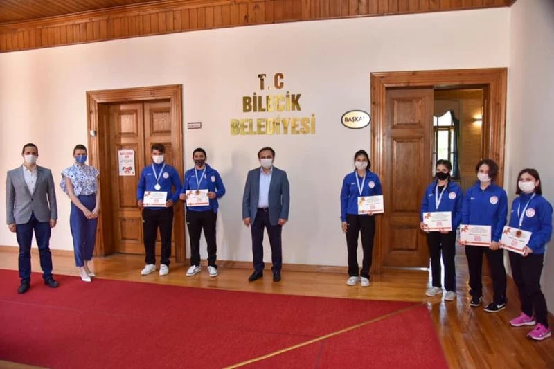 Belediye Başkanı Şahin’den sporculara 500 TL’lik hediye çeki
