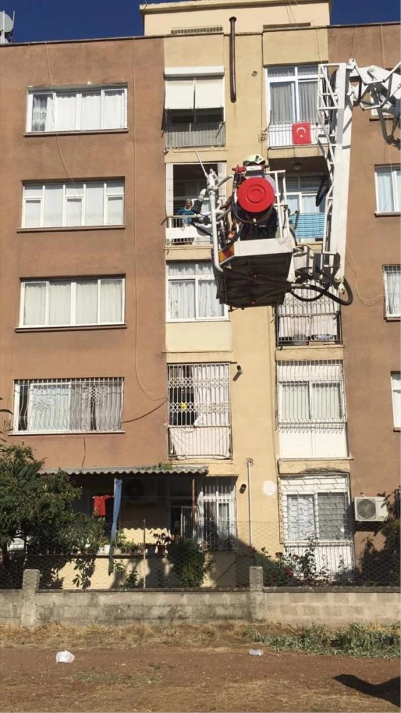 Boya için çıktığı iskelede asılı kalan işçiyi itfaiye kurtardı