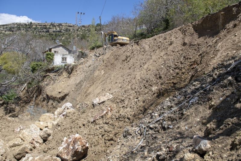 Eriyen kar sularıyla göçen yayla yolu onarılıyor
