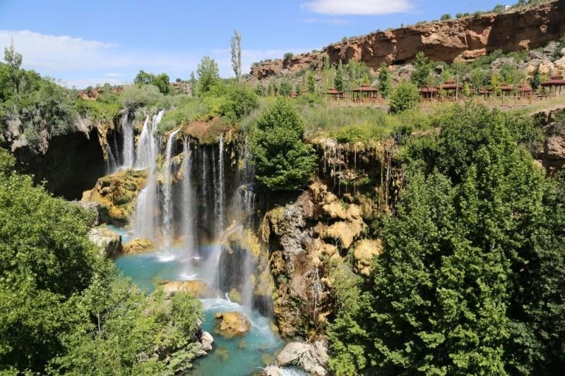 Doğa harikası Yerköprü Şelalesi ziyaretçilerini bekliyor
