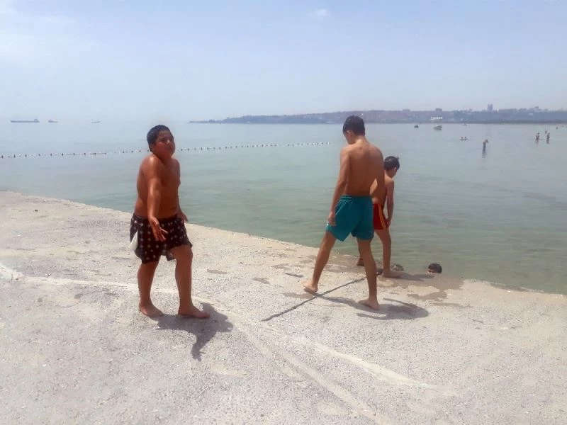 Vatandaşlar Menekşe Sahili’nde denize girdi
