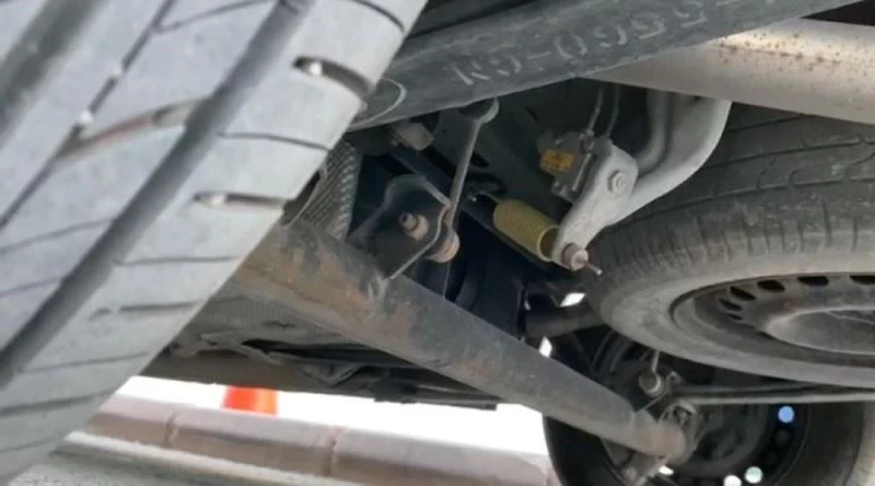 Aracın altına giren kedi sürücüyü uzun süre uğraştırdı
