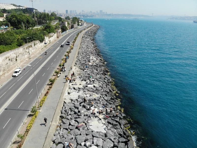 Sarayburnu’nda denize giren vatandaşlar havadan görüntülendi
