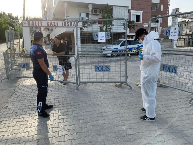 Dışarda kalan karantinadaki aileye koruyucu elbiseli çilingir yardımı
