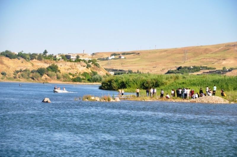 Cizre’de Dicle Nehrine giren 2 kardeşten biri öldü, diğeri kayboldu
