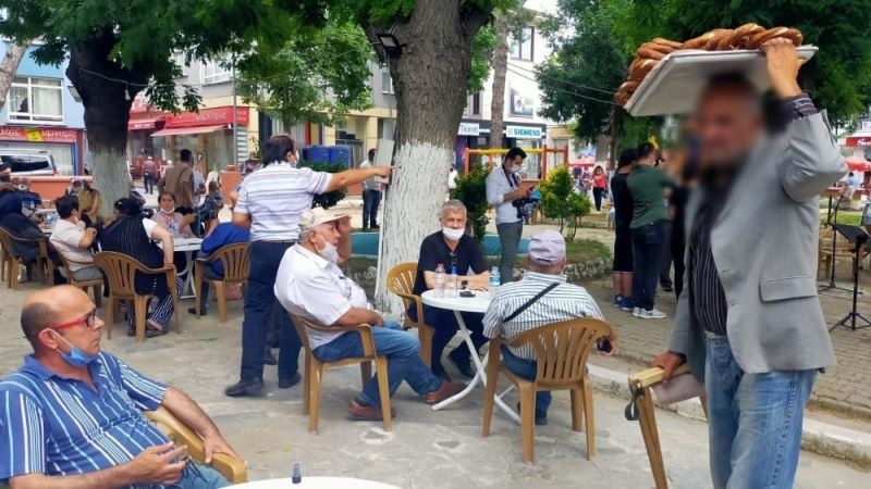 Yaşıtları eğlendi, o ise ekmek parası için simit sattı
