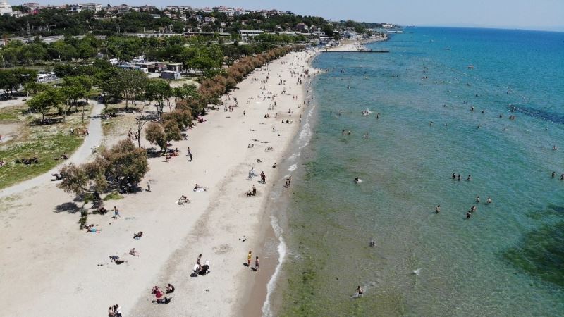 Halk plajındaki sosyal mesafesiz yoğunluk havadan görüntülendi
