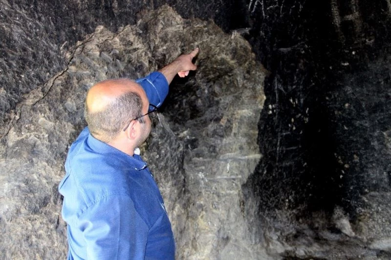 3 bin yıllık kaya mezarlığına jeneratör götürüp, spiral ile taşları kestiler
