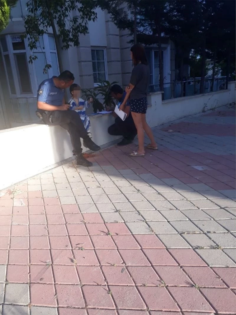 Sokakta tek başına çıplak halde dolaşan çocuk, yürekleri ağızlara getirdi
