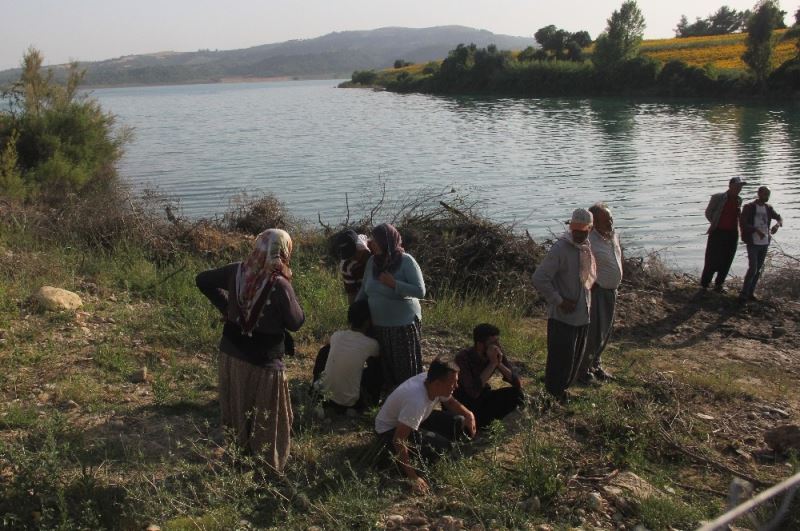 Boğulan kardeşinin cansız bedenine sarılıp gözyaşı döktü
