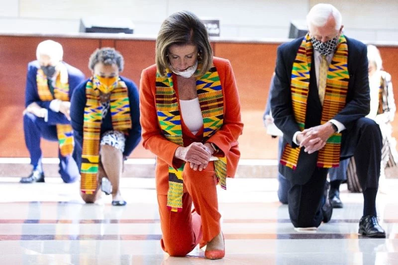 ABD Temsilciler Meclisi Başkanı Pelosi, George Floyd için 8 dakika 46 saniye boyunca diz çöktü
