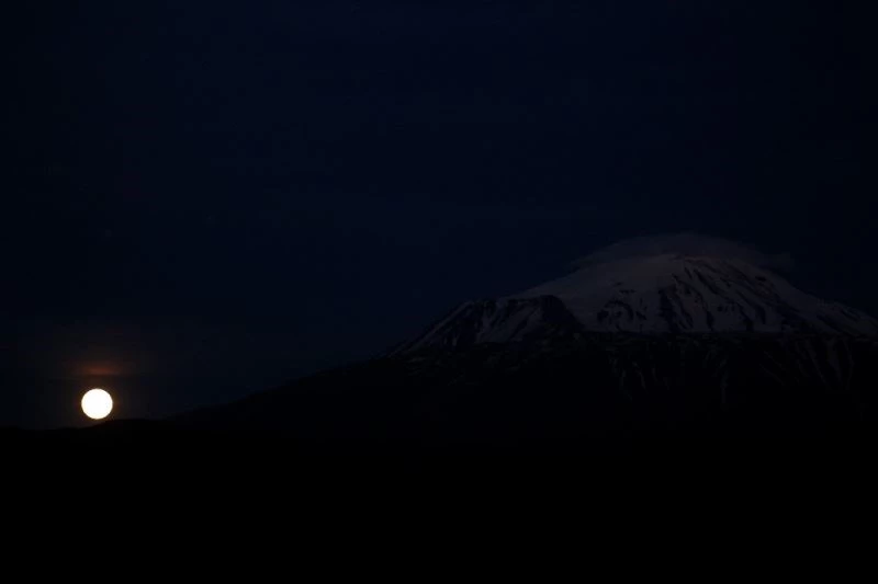 Ağrı Dağı ile birlikte görüntülenen ’Süper Ay’ kartpostallık görüntüler oluşturdu
