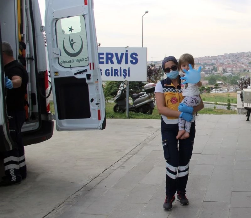 Sağlık görevlisi eldiveni balon yaptı, kaza sonrası ağlayan bebeği sakinleştirdi
