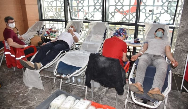 Kartepe Belediyesi personeli kan bağışını sürdürüyor
