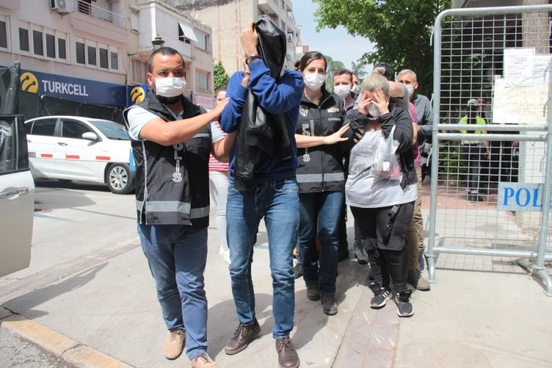 Sahte kimliklerle kredi kartı çıkartan şahıslar hakim karşısına çıktı: 1 tutuklama
